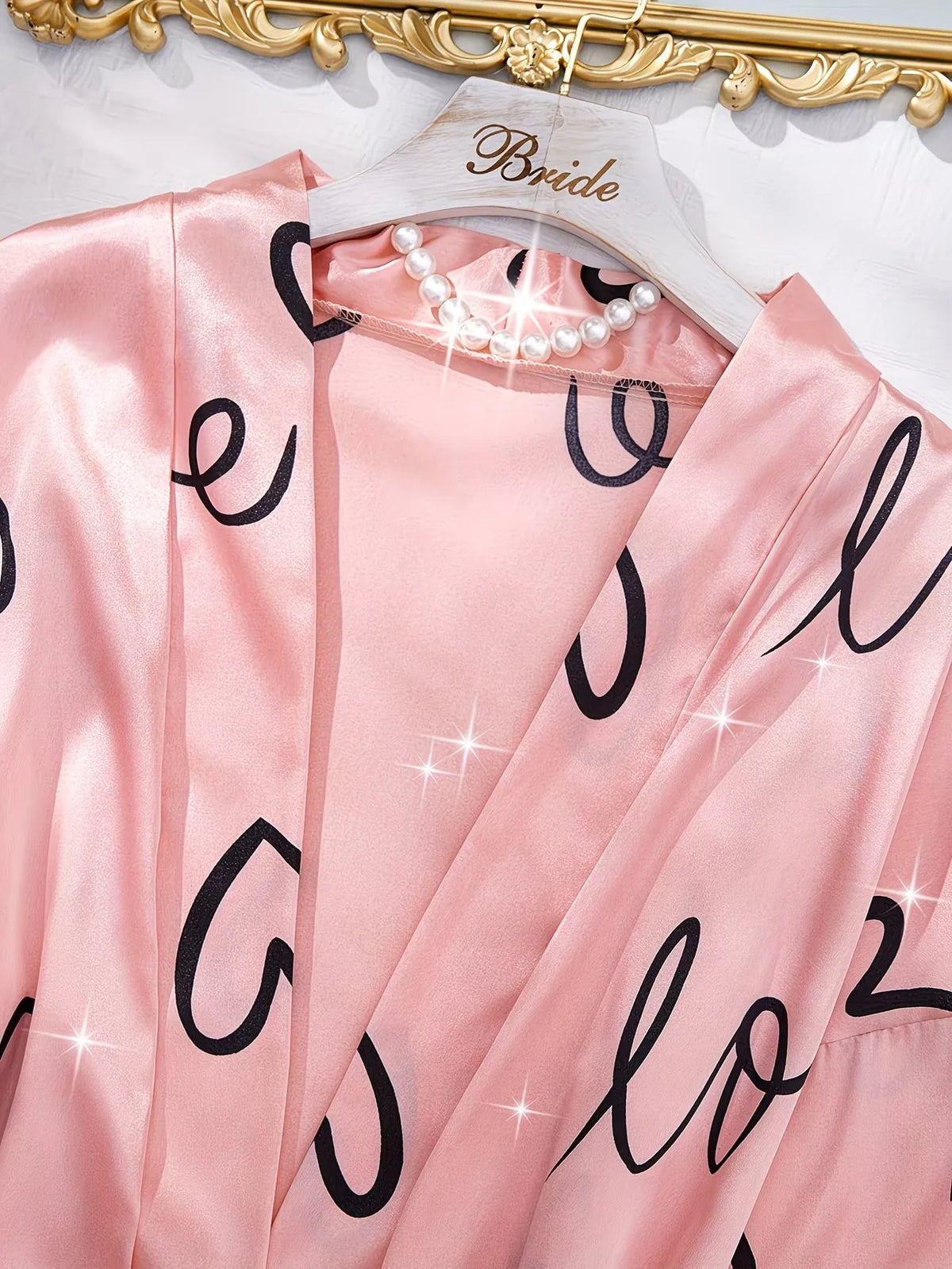 Damen-Pyjama-Set aus Satin mit Buchstaben-Print, V-Ausschnitt, sexy Spitzenbesatz, eleganter Seiden-Loungewear mit langärmeliger Robe, Trägerhemd und Shorts