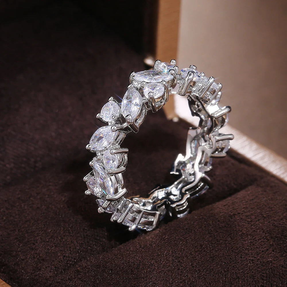 Huitan New Promise Ringe für Frauen, schillernder kubischer Zirkon, anmutiges Damen-Accessoire, Party-Geschenk, trendiger Schmuck im Großhandel