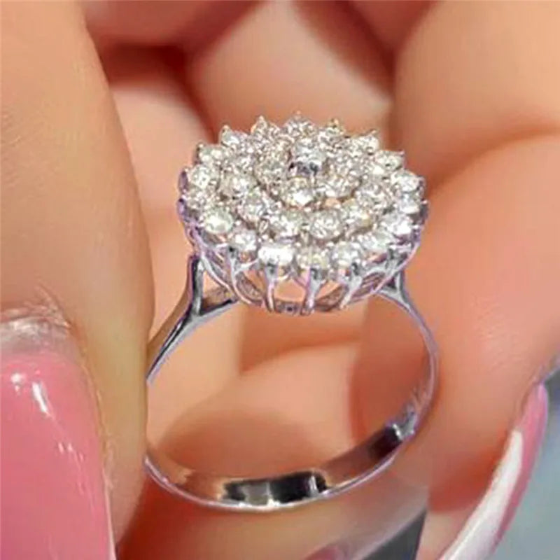 Huitan Luxus Blume Geformte Ringe für Frauen Voll Gepflastert CZ Bling Bling Hochzeit Zeremonie Party Dame Zubehör Neue Trendy Schmuck
