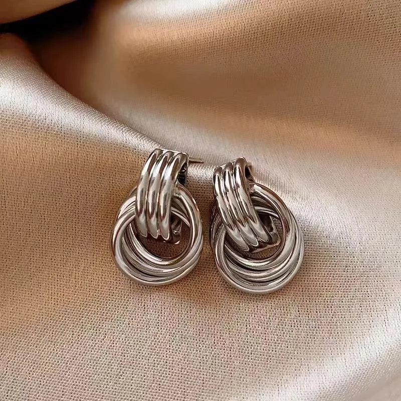 Mode Glänzende Drei-Schicht Strukturierte Kreuzung Knoten Ohrringe für Frauen Gold Farbe Kupfer Legierung Ohrring Vintage-Schmuck Geschenke