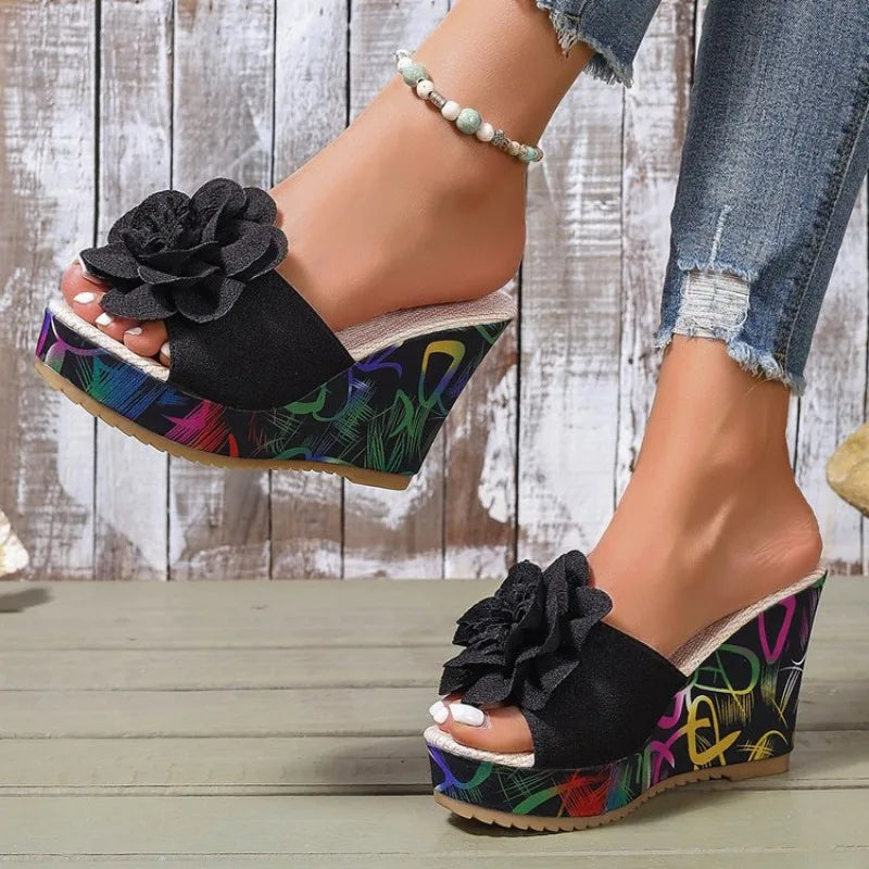 2026 Neue Damen-Plateau-Slipper Sommer Strand Keilabsatz-Sandalen Modische Blumen Damen Casual High Heel Slipper