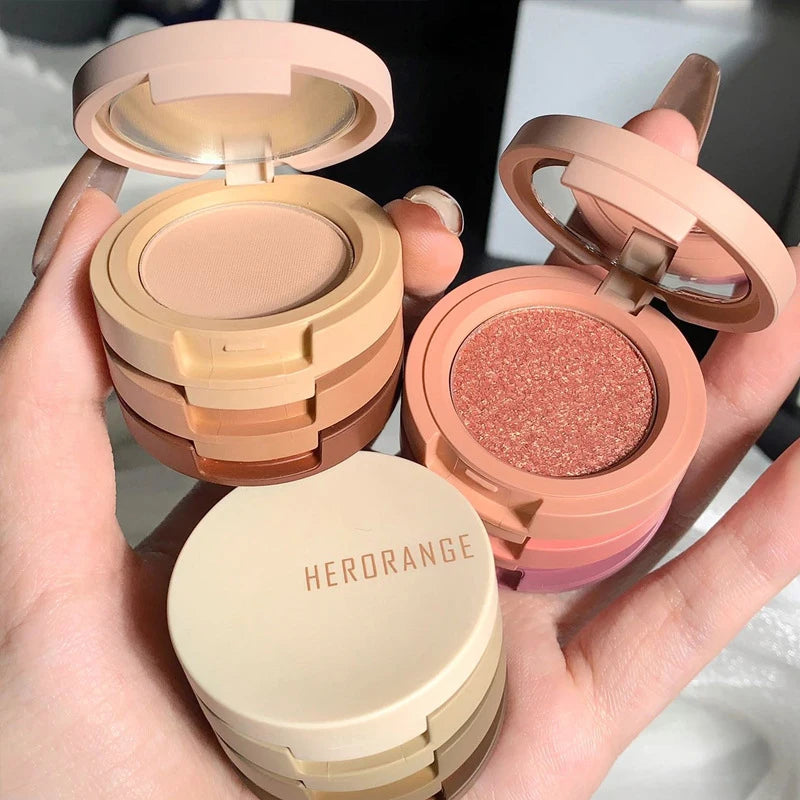 Dreifarbiger Lidschatten, matt. Erstellen Sie mehrschichtiges Augen-Make-up