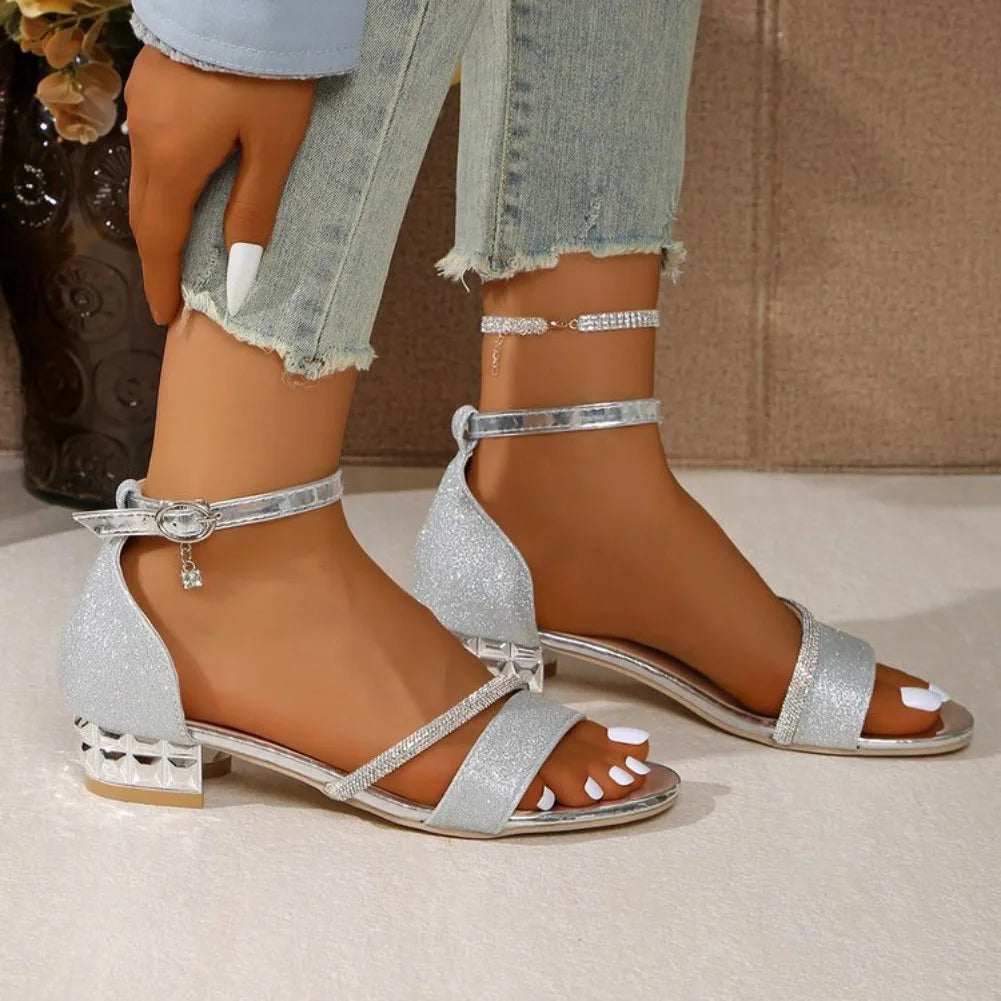Sommerliche Übergrößen-Sandalen für Damen mit Modernem Absatzdesign, Modischer Knöchelriemen, Glitzernde Kristalle und Niedrigem Absatz