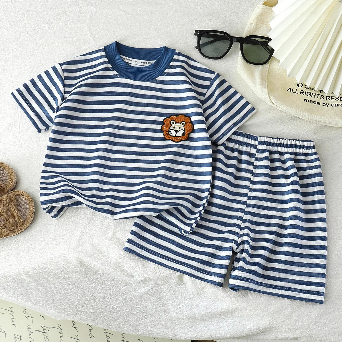 2026 Koreanische Kinderkollektion für Jungen und Mädchen Sommer Gestreiftes Rundhals-Kurzarm-Shirt mit Shorts Lässiges Zweiteiler-Set
