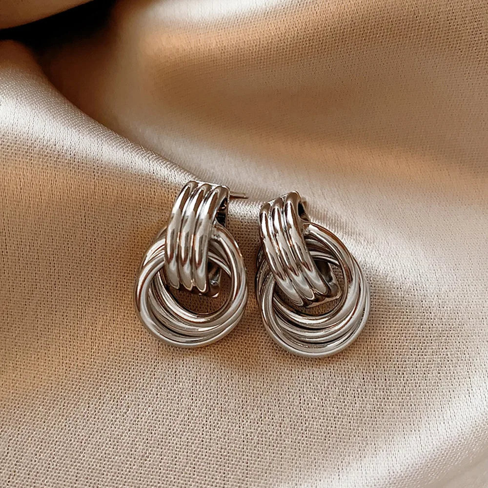 Einzigartige geometrische unregelmäßige gestreifte große Ohrschnalle-Ohrringe für Frauen, kreative Metall-Gold-Farbe, fächerförmiger Ohrring, Schmuck, Geschenk