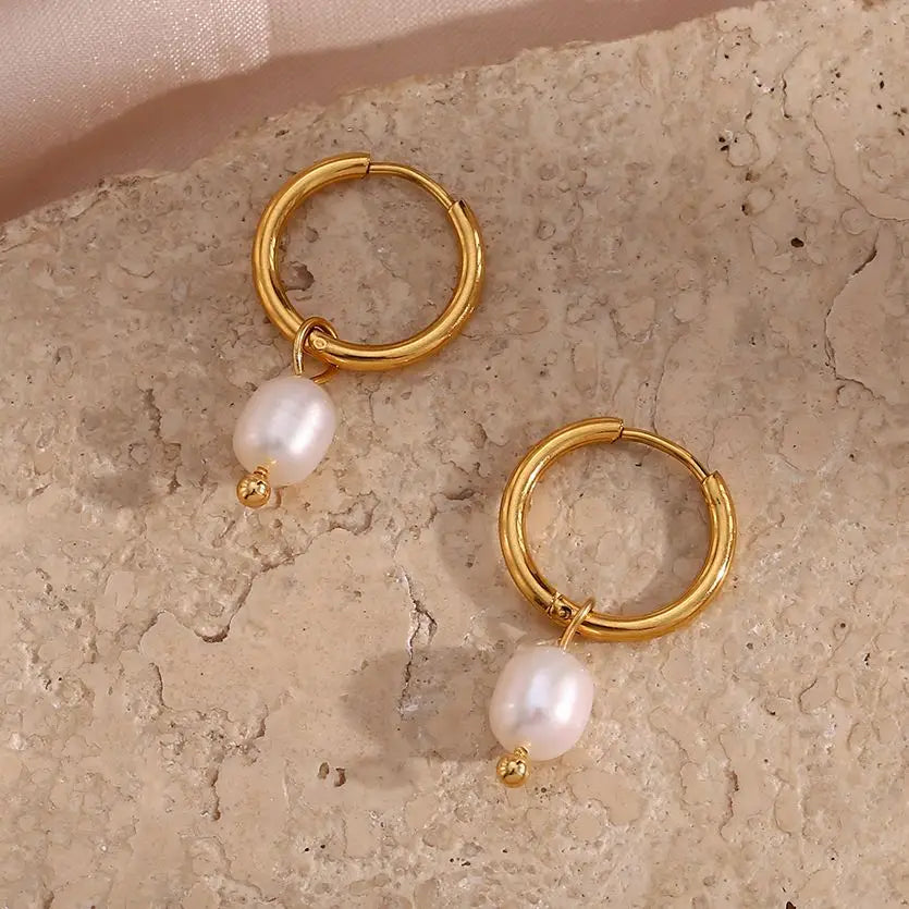 E.B.belle Minimalistische Edelstahl-Kreolen mit Süßwasserperlen-Anhängern für Mädchen und Damen, Trendiger Modeschmuck 2026 Perlenohrringe