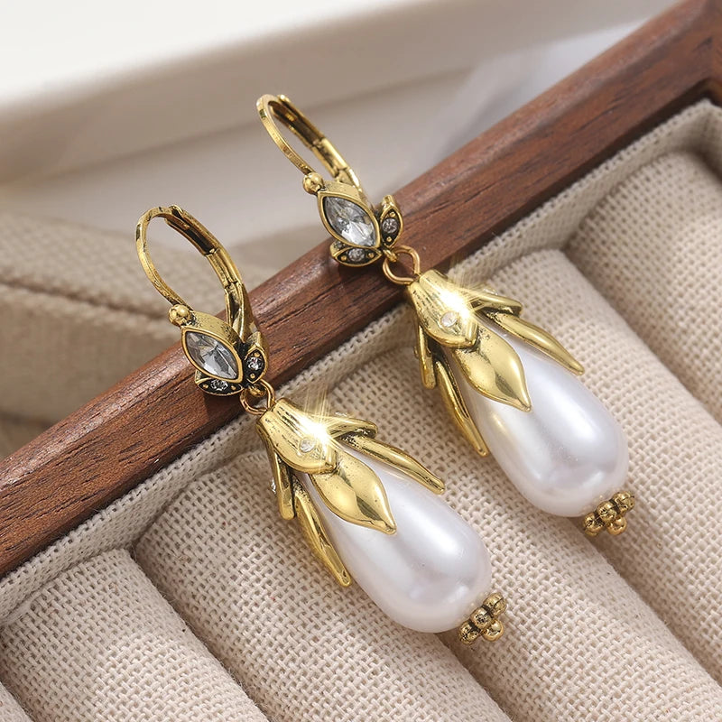 Damen Vintage Vergoldete Blumen-Ohrringe mit Imitationsperlen Eleganter Schmuck für Bankette und Jubiläen