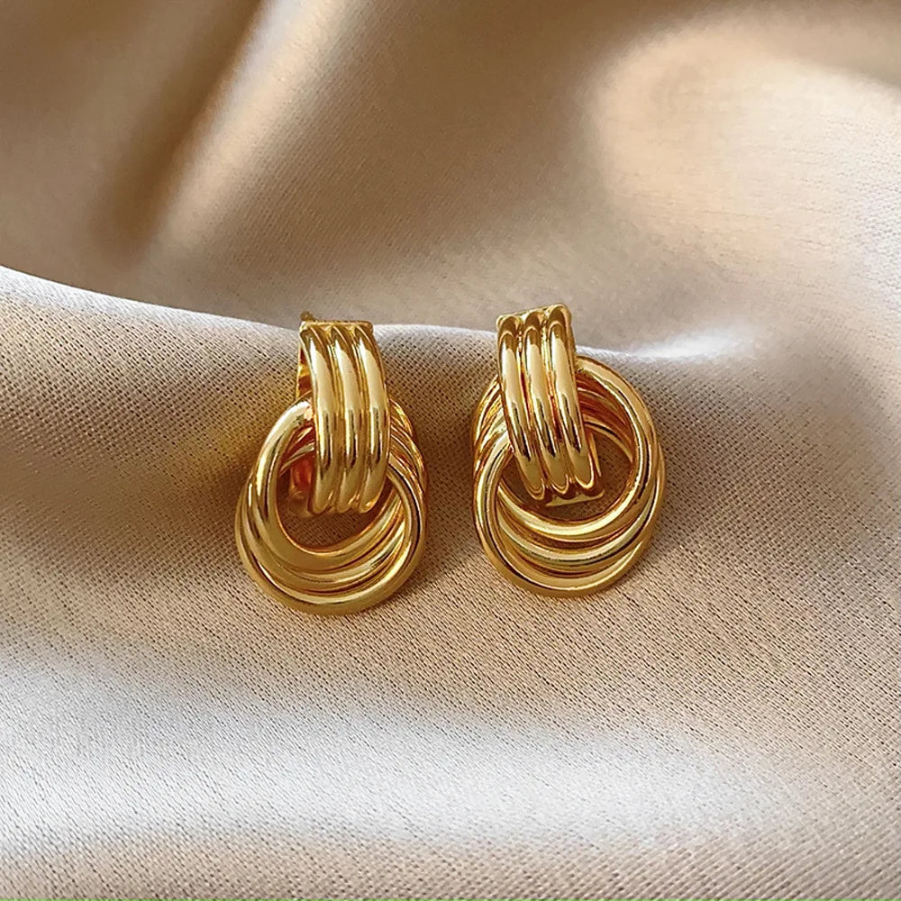 Einzigartige geometrische unregelmäßige gestreifte große Ohrschnalle-Ohrringe für Frauen, kreative Metall-Gold-Farbe, fächerförmiger Ohrring, Schmuck, Geschenk