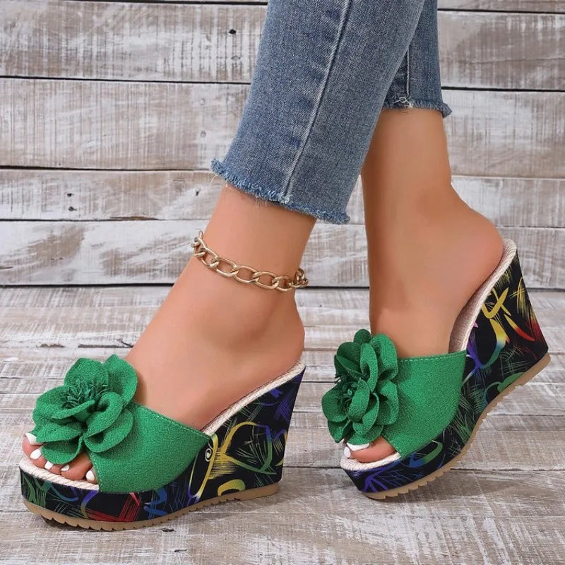 2026 Neue Damen-Plateau-Slipper Sommer Strand Keilabsatz-Sandalen Modische Blumen Damen Casual High Heel Slipper