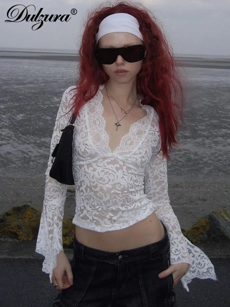 Dulzura V-Ausschnitt, langer Schlitz, ausgestellte Ärmel, Spitzen-T-Shirt, durchsichtig, sexy Crop-Top, Party, Clubwear, Herbst und Winter, Y2K