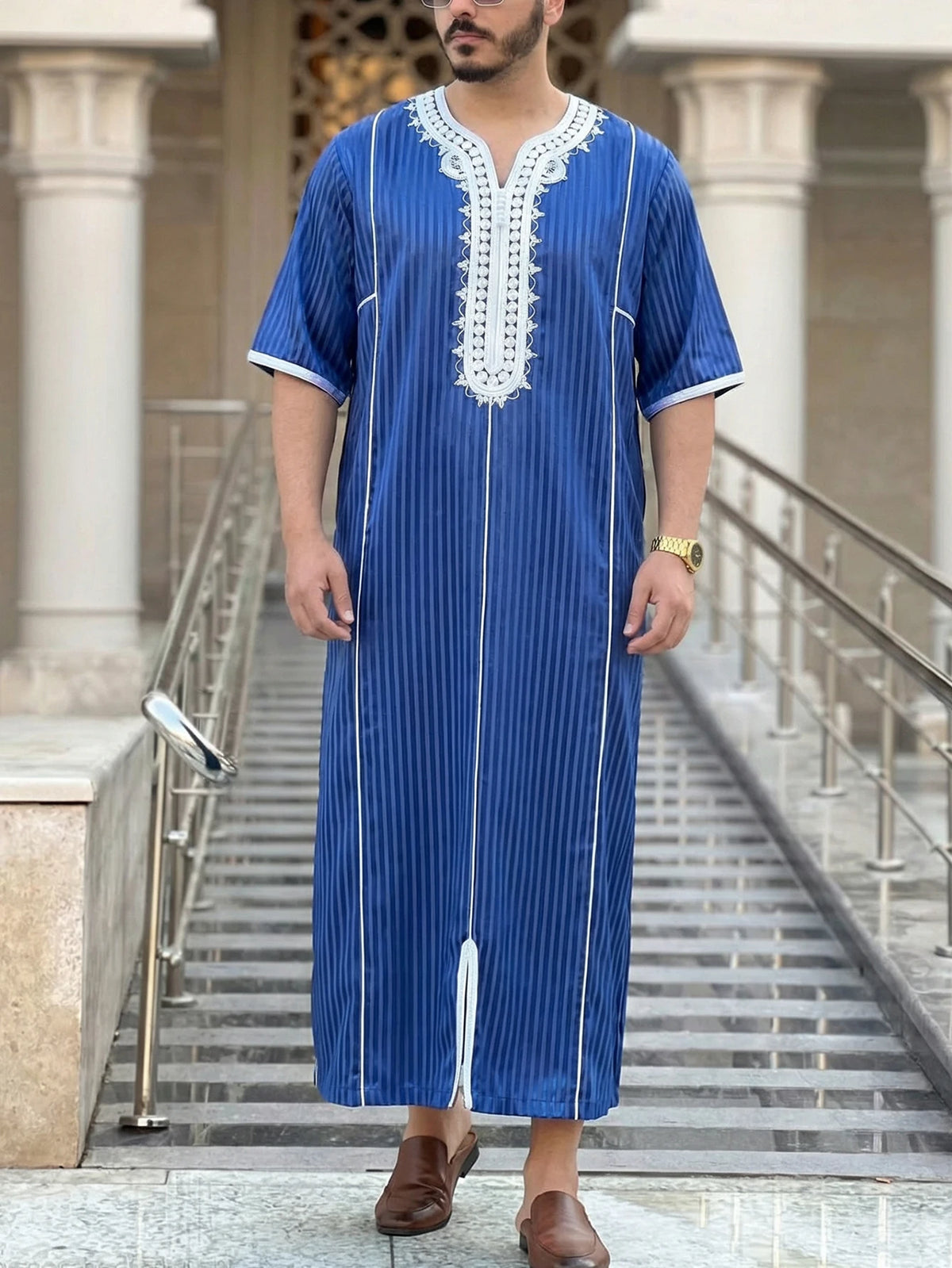 Kurzärmelige muslimische Robe für Herren, verziert mit gestickten Streifen, locker sitzende traditionelle islamische Kleidung, geeignet für Fe