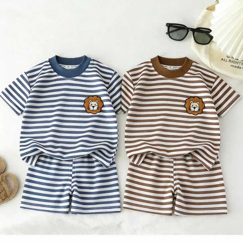2026 Koreanische Kinderkollektion für Jungen und Mädchen Sommer Gestreiftes Rundhals-Kurzarm-Shirt mit Shorts Lässiges Zweiteiler-Set