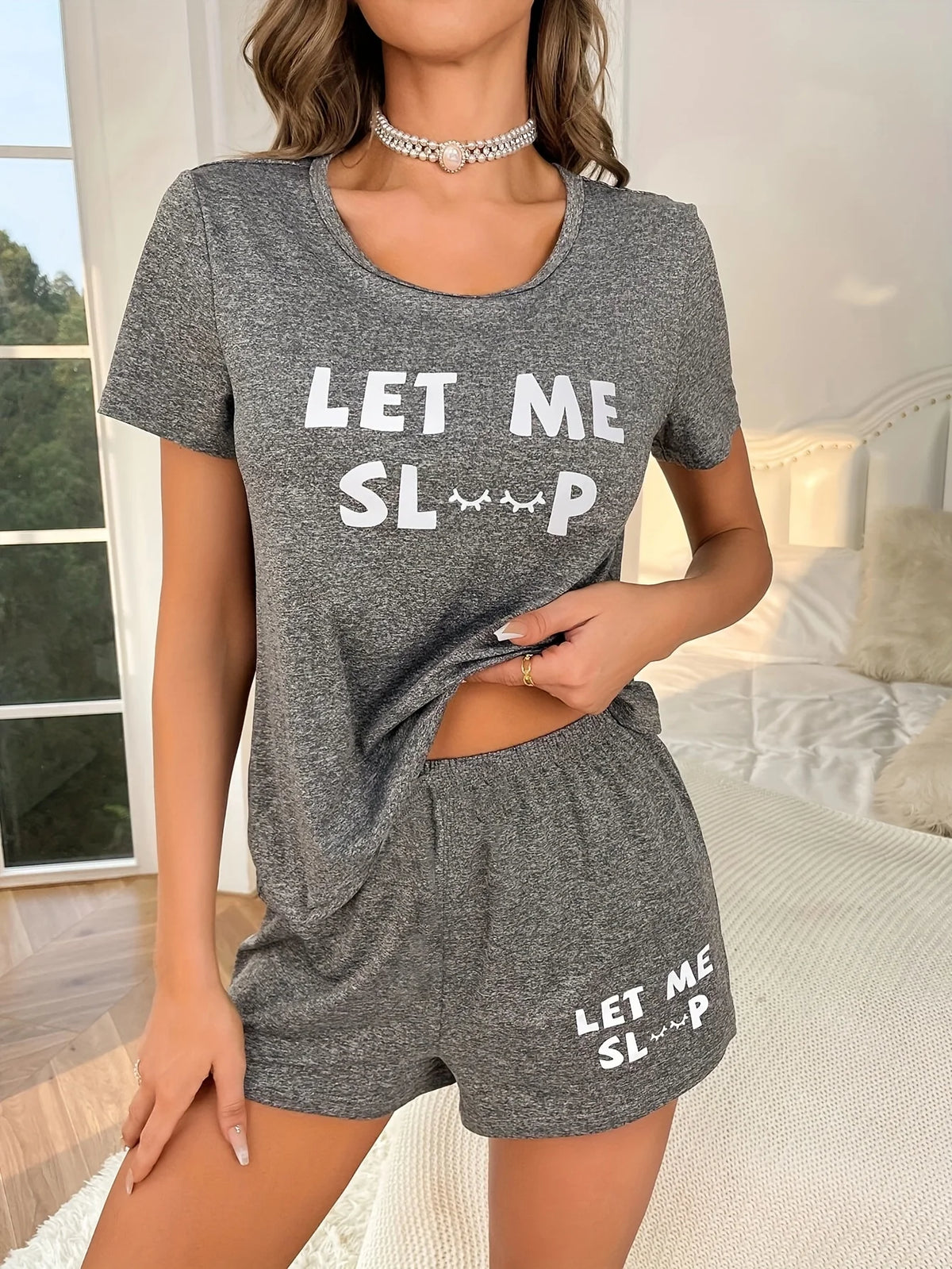 Damen-Pyjama-Set, graues Kurzarm-Oberteil und Shorts mit weißem Buchstabenaufdruck „LET ME SLEEP“, süße lässige Loungewear-Nachtwäsche