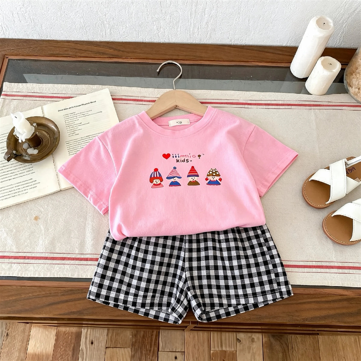 Sommer-Kurzarm-T-Shirt-Anzug für Babys, einfache, modische, lässige zweiteilige Set-Kinderkleidung, T-Shirt + karierte Shorts