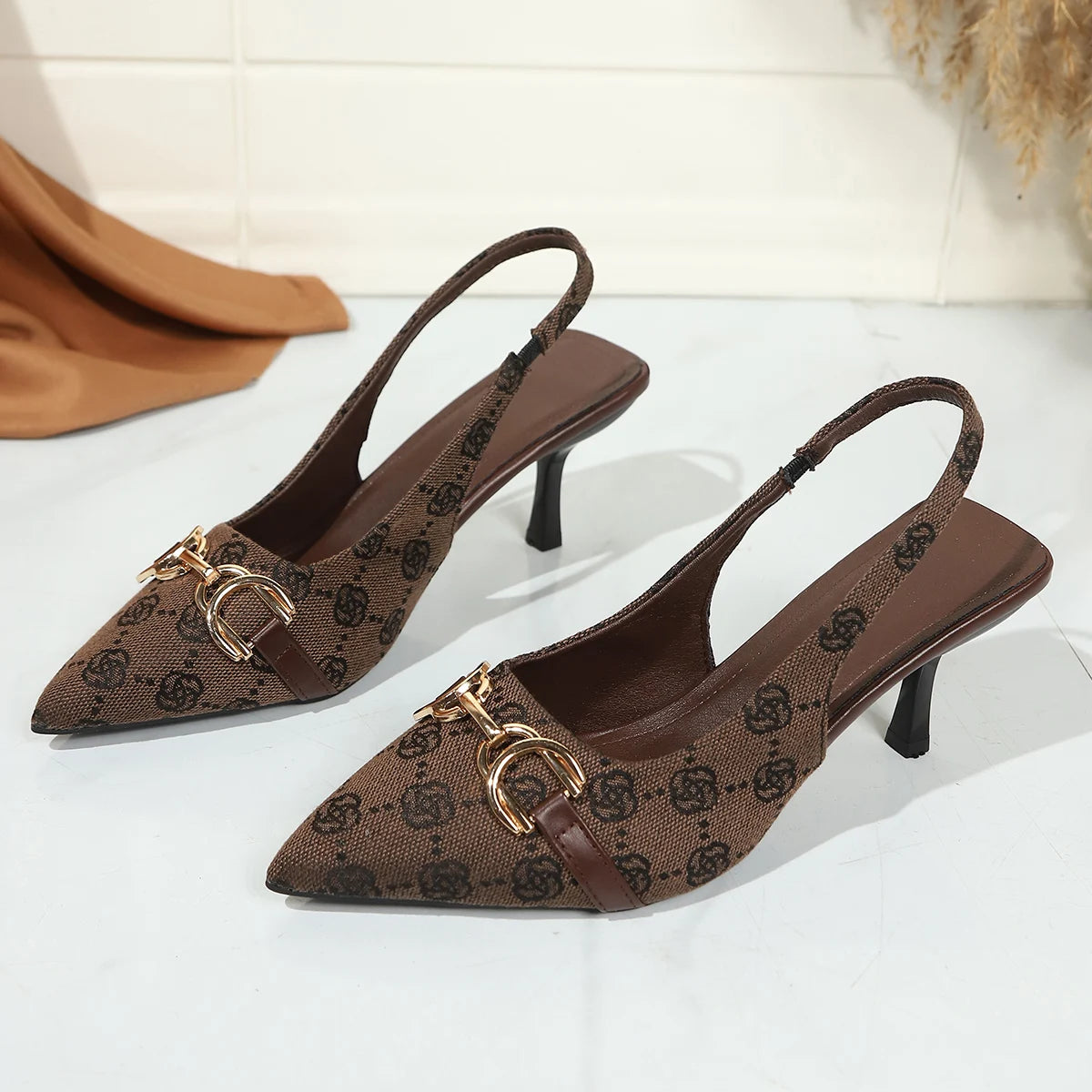 Damenmode Baotou Sandalen Frühling Neu Spitze Schuhe mit Flachem Vorderteil Metallschnalle Rutschfest Verschleißfest Hohe Absätze