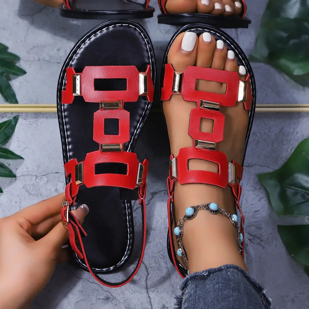 2025, runde Zehen-Damen-Sandalen aus Leder, flach, lässig, Strandschuhe, bequeme Schuhe, Metalldekoration für Damen, modisch, Größe 43
