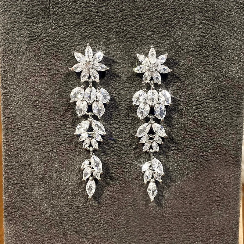 Huitan Ästhetische Blumen-Ohrringe, lange Hängeohrringe für Frauen, wunderschöne Hochzeitsaccessoires mit brillantem kubischem Zirkon, trendiger Schmuck