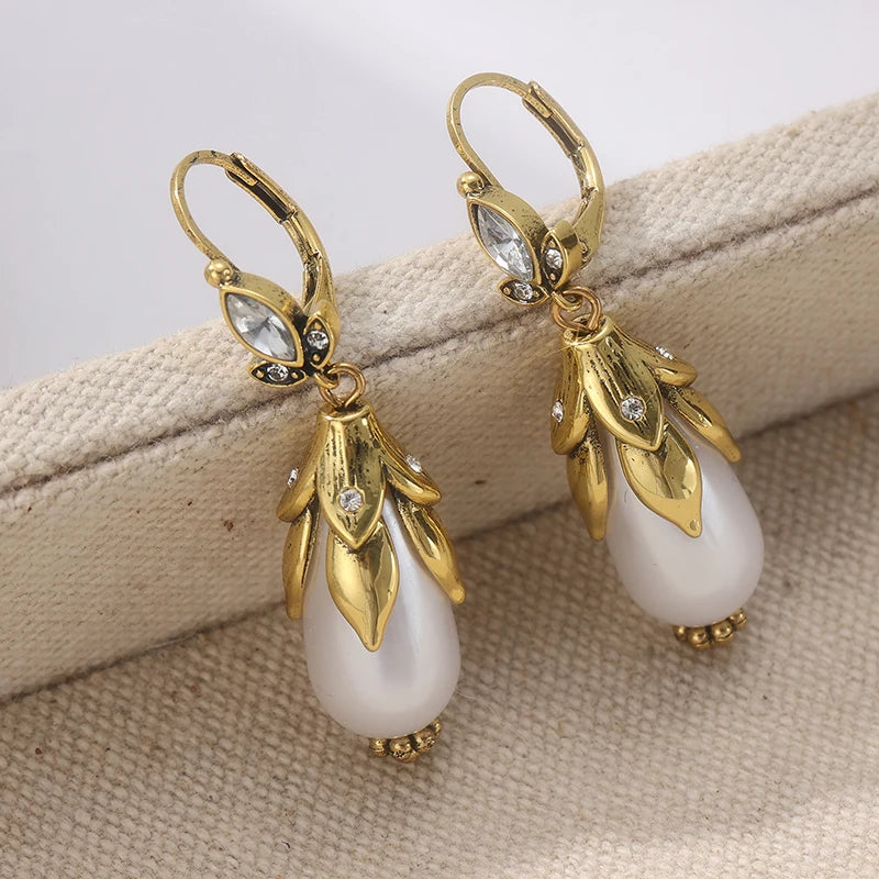 Damen Vintage Vergoldete Blumen-Ohrringe mit Imitationsperlen Eleganter Schmuck für Bankette und Jubiläen