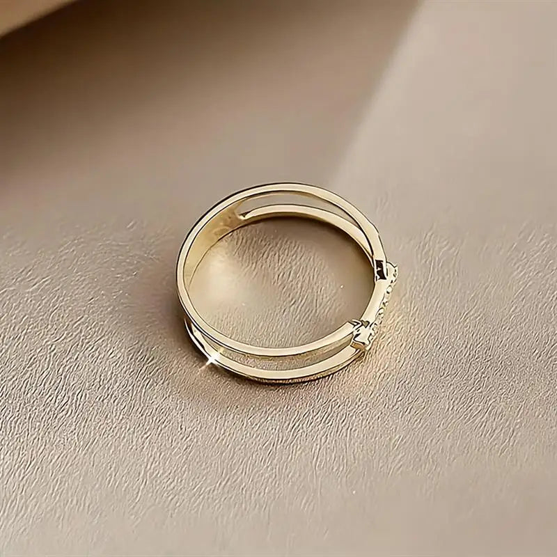 Huitan Ring im schlichten Stil, goldfarben, für Damen, Kettendesign, hohl, modisch, für Hochzeit, Party, vielseitiges Zubehör, Schmuck mit eingelegtem CZ