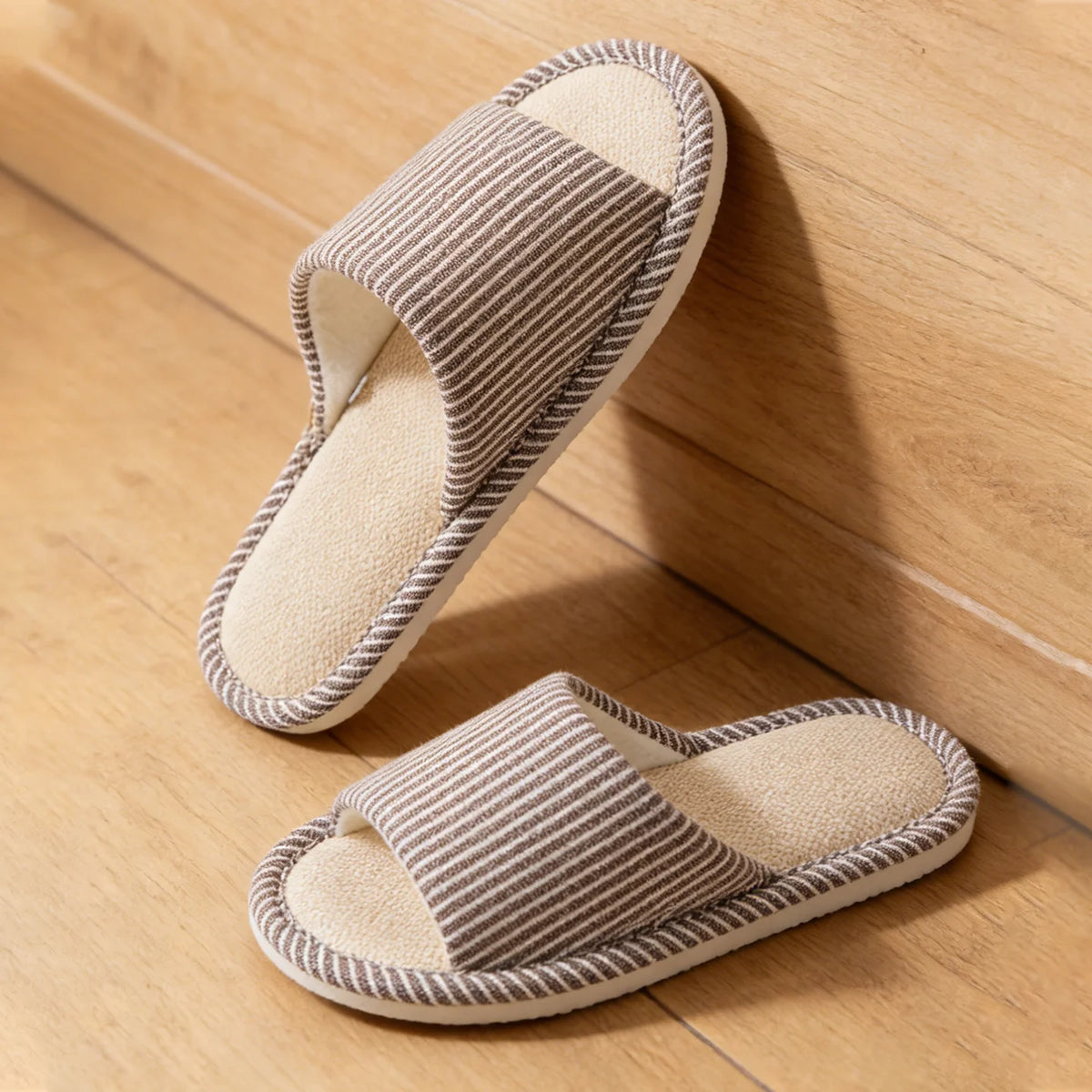 Herren Rutschfeste Leinen-Hausschuhe für Frühling und Sommer, Atmungsaktive Innenraumschuhe mit Offener Zehenpartie und Rutschfestem Streifendesign