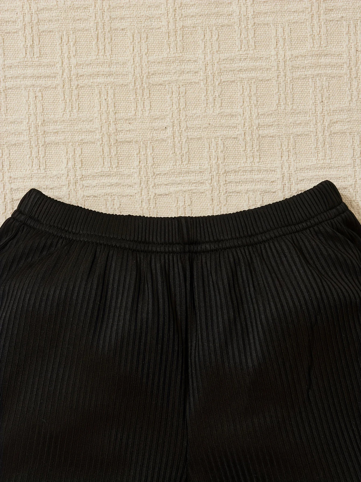 Freizeitoutfit für Mädchen: Zweiteiliges Set aus Weste und Shorts, Schwarz und Rosenrot mit weißem Spitzendesign, stilvoll und attraktiv, geeignet für Kinder im Alter von 4-12 Jahren, vielseitige Kleidung für den Sommer,