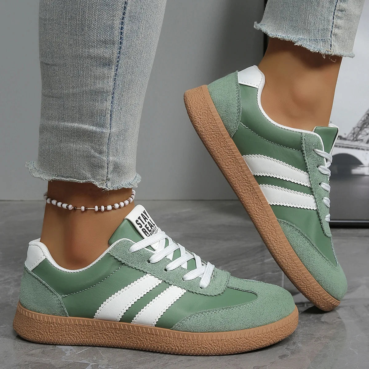 Modische sportliche weiße Turnschuhe mit runder Spitze, Farbblock, lässige Dequn-Schuhe, atmungsaktive Low-Top-Gummi-Außensohle für Damen