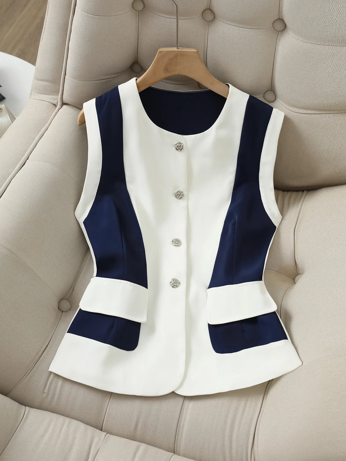 Elegante Damenweste im Color-Block-Design, schicke ärmellose Jacke im französischen Stil, marineblau & weiß, Knopfleiste mit Juwelenknöpfen, Vintage-Look
