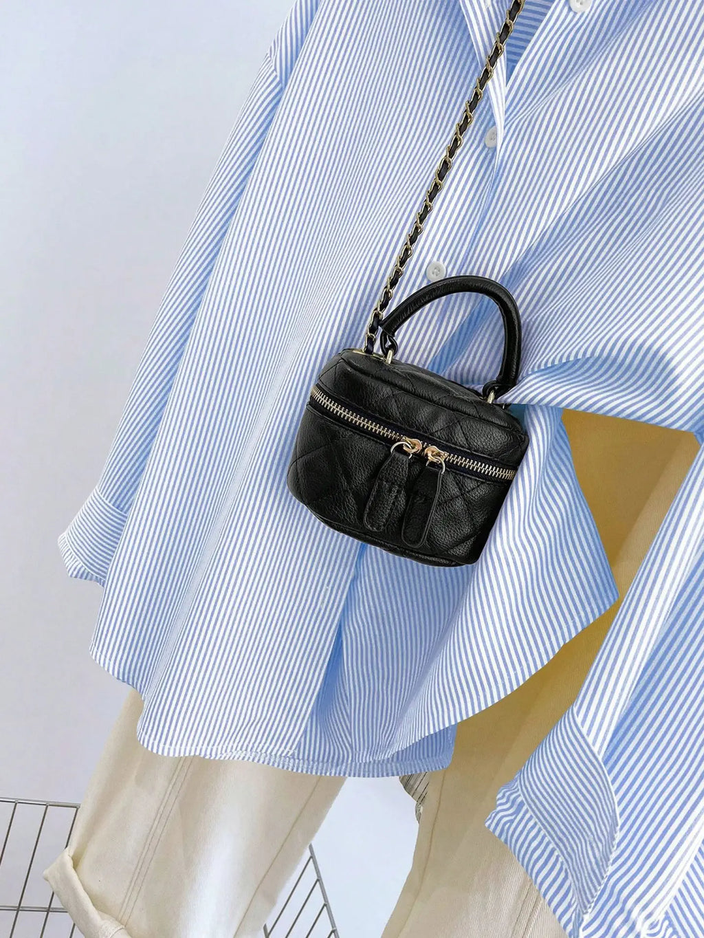 Damen Hellblau-Weiße Vertikale Nadelstreifen Übergroße Bluse mit Hemdkragen und Aufrollbaren Ärmeln, Langarm, Locker Geschnitten, Lässig