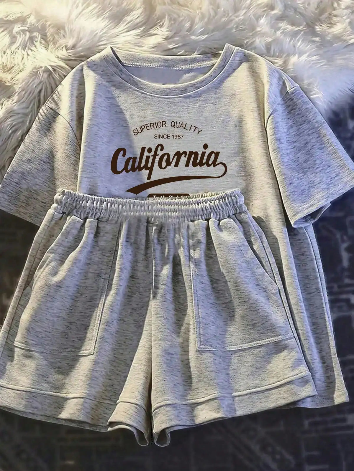 Bedrucktes Sommer-Set für Mädchen, kurzärmeliges T-Shirt kombiniert mit lässigen Shorts, stilvolles Design, geeignet für Outdoor-Aktivitäten.