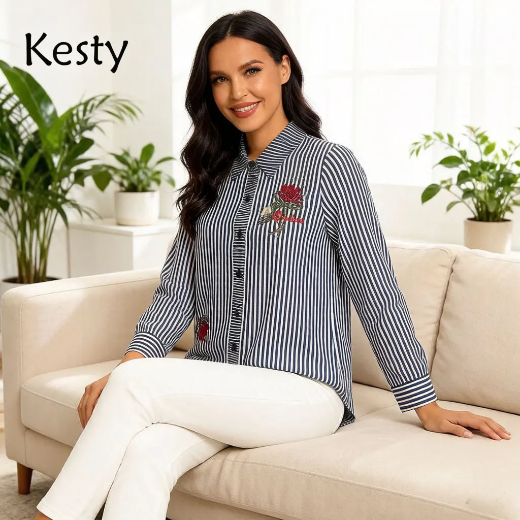 Damen Bluse mit Streifenmuster, blau-weiß, vertikale Streifen, Reverskragen, Langarm-Shirt mit roter Blumenstickerei und Perlenverzierung, Casual