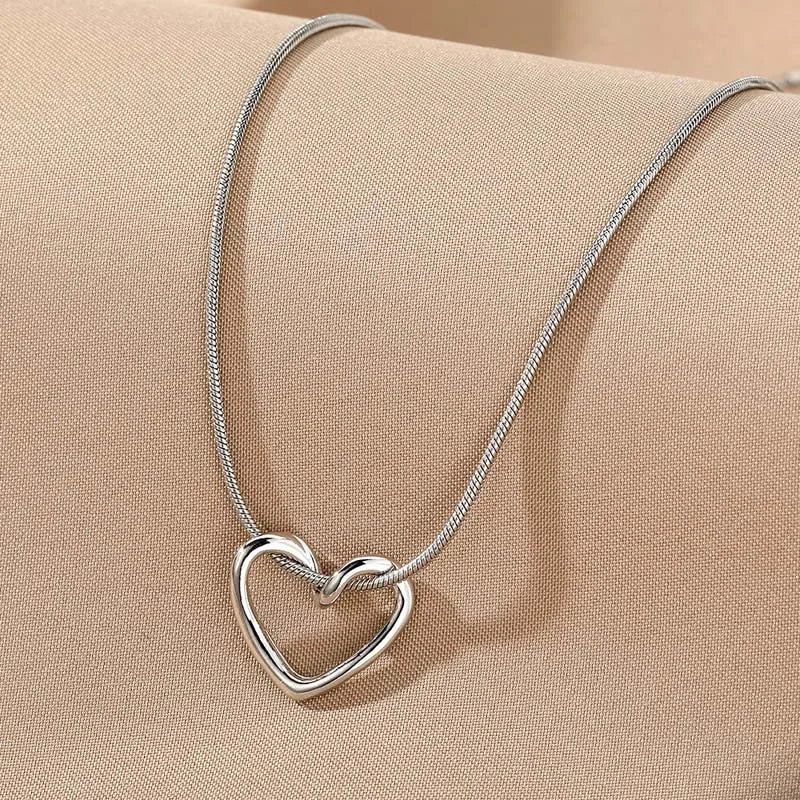 Neue Einfache Hohl Liebe Herz Anhänger Halskette für Frauen Mode Kreative Geometrische Schlüsselbein Kette Halsketten Partei Schmuck Geschenk