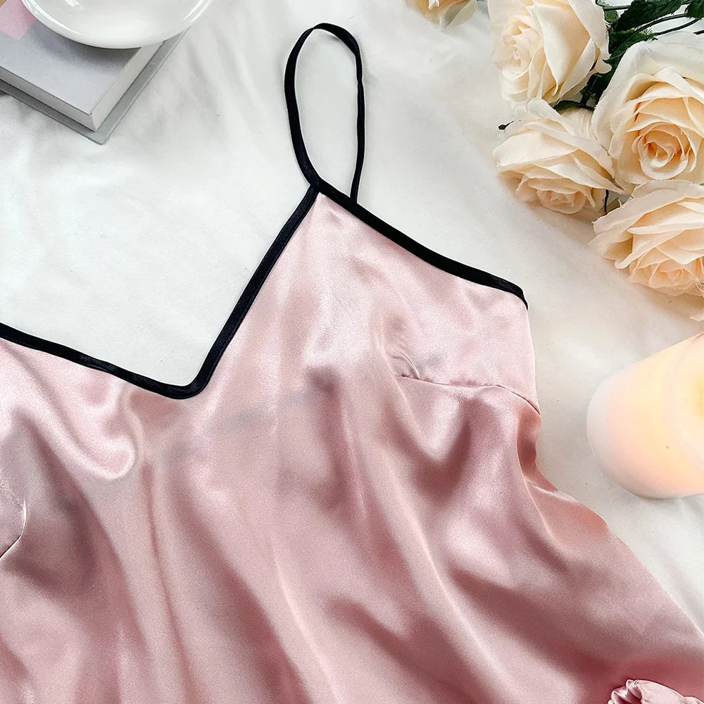 Damen-Pyjama aus glattem Satin, V-Ausschnitt, T-Shirt, gerüschte Kanten und Schleifen-Shorts, einfaches und atmungsaktives Pyjama-Set, Sling-Home-Kleidung