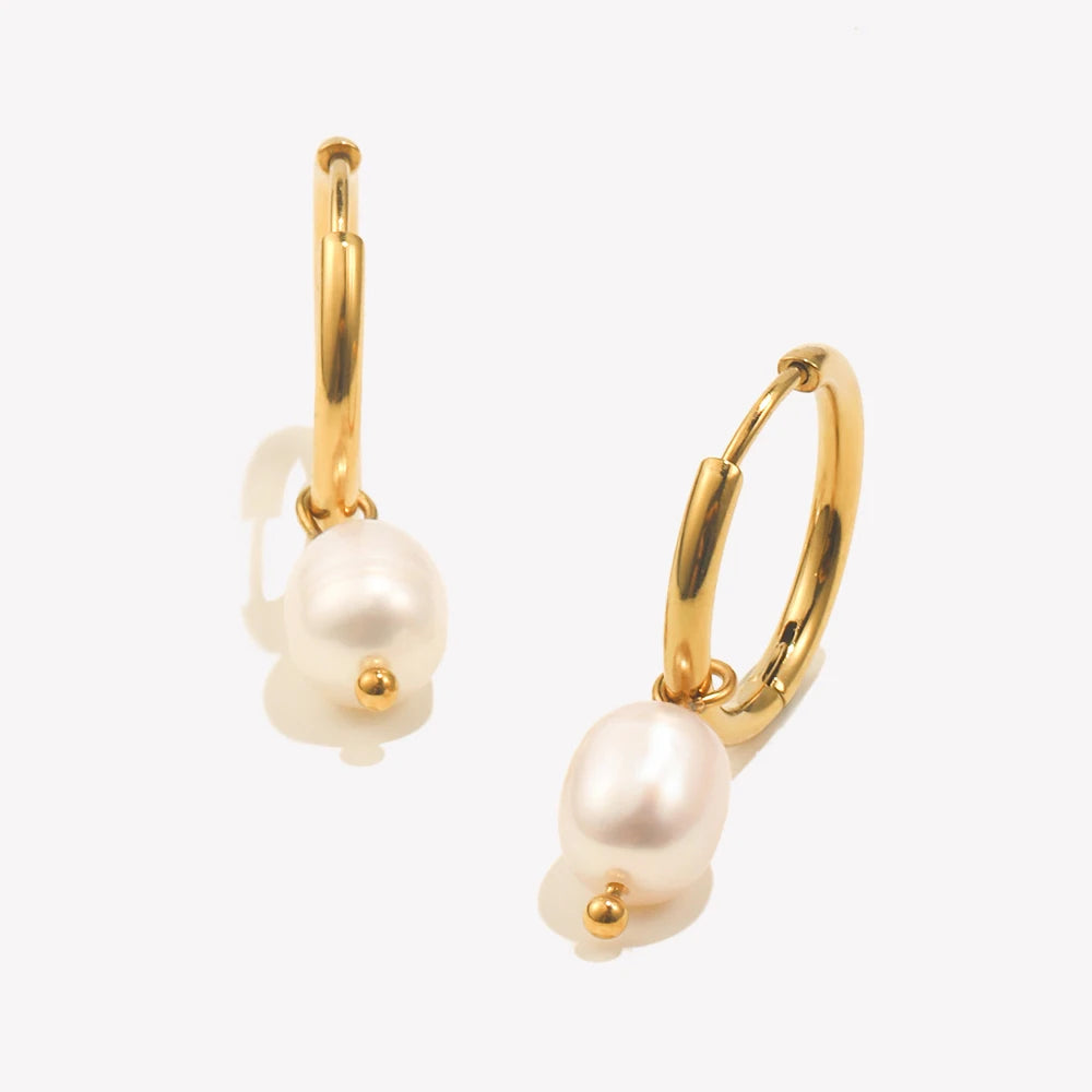E.B.belle Minimalistische Edelstahl-Kreolen mit Süßwasserperlen-Anhängern für Mädchen und Damen, Trendiger Modeschmuck 2026 Perlenohrringe