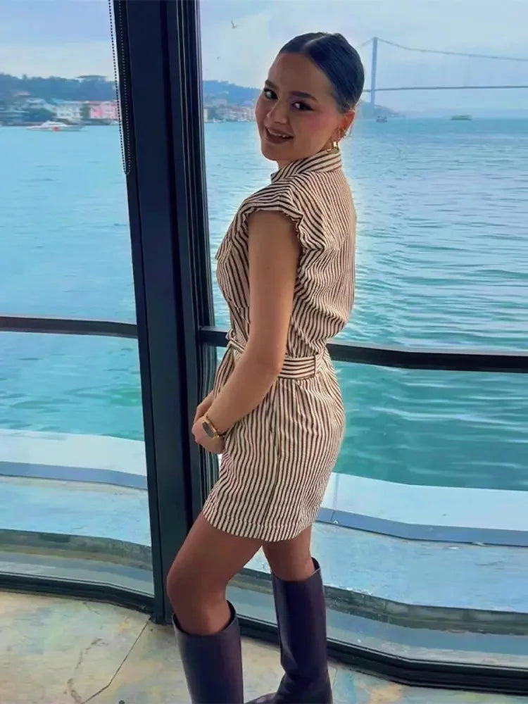 Eleganter gestreifter Damen-Shorts-Jumpsuit für den Sommer, ärmelloser, einreihiger Streetwear-Romper mit Gürtel