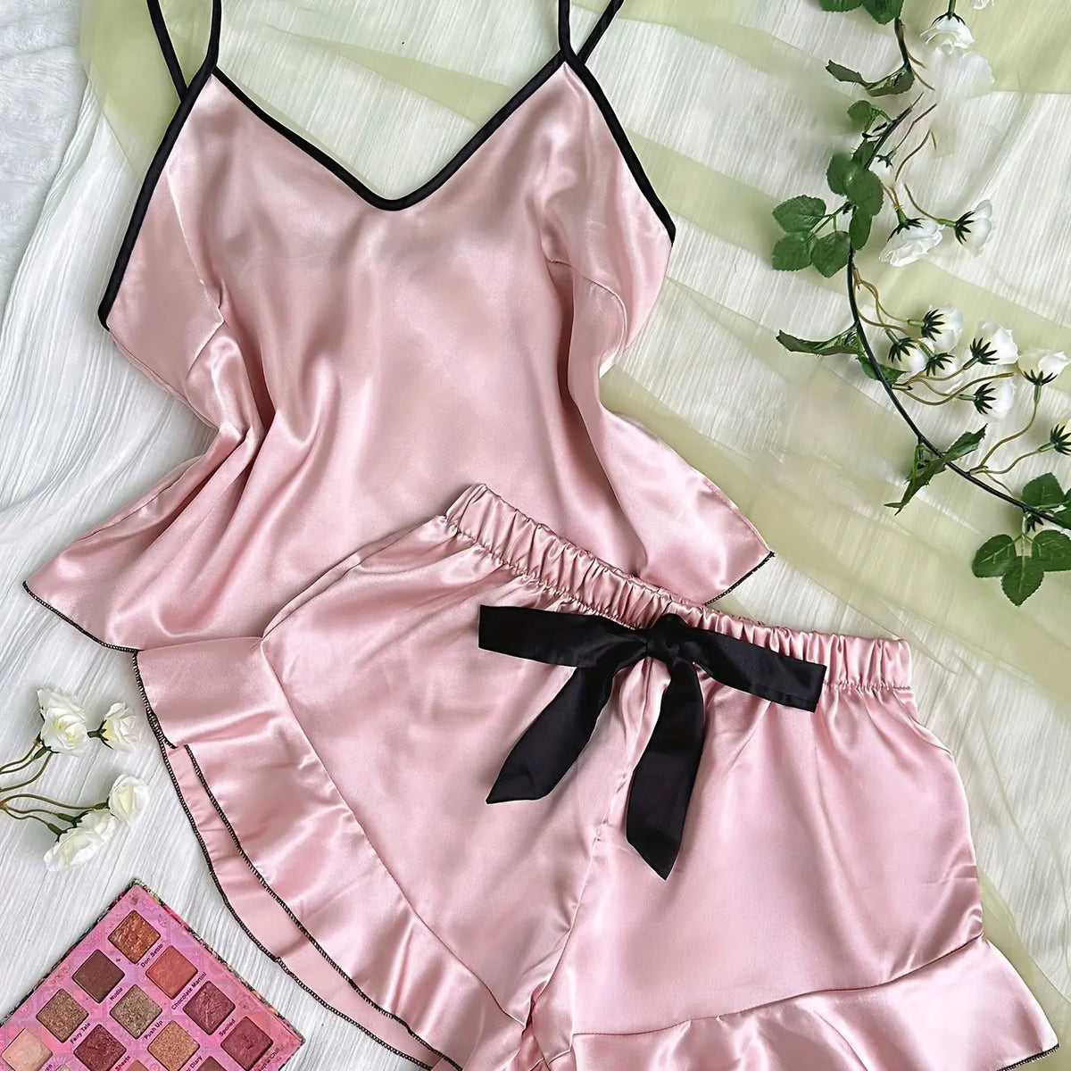 Damen-Pyjama aus glattem Satin, V-Ausschnitt, T-Shirt, gerüschte Kanten und Schleifen-Shorts, einfaches und atmungsaktives Pyjama-Set, Sling-Home-Kleidung