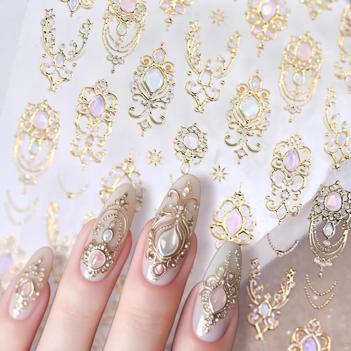 5D Luxus Gold Zepter Nail Art Aufkleber Wunderschöner Edelstein Elegantes höfischer Muster Deca Halskette Rahmen Selbstklebender Nagelaufkleber