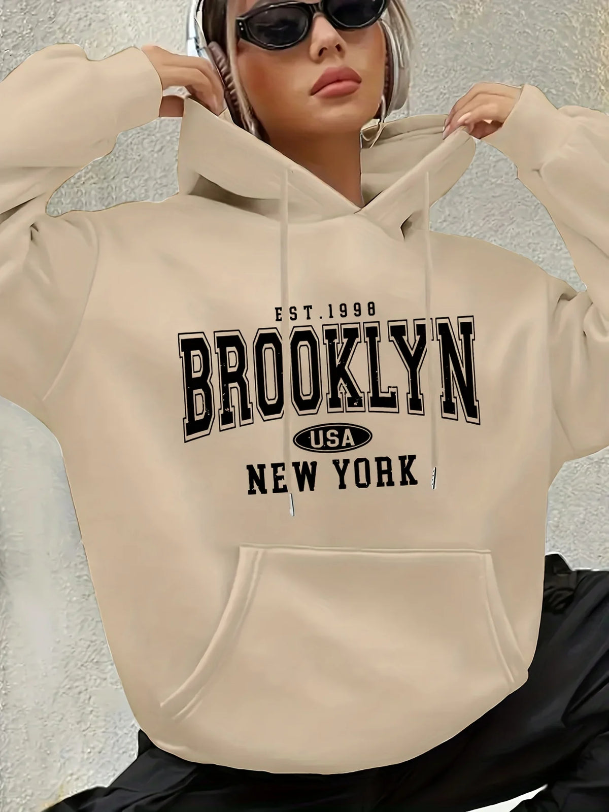 Damen-Sweatshirt mit Buchstaben-Print, Kapuze mit Kordelzug, langen Ärmeln und Tasche mit geometrischen Mustern, normaler Schnitt.