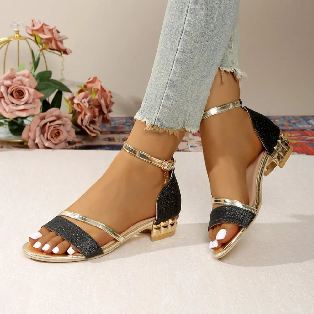 Sommerliche Übergrößen-Sandalen für Damen mit Modernem Absatzdesign, Modischer Knöchelriemen, Glitzernde Kristalle und Niedrigem Absatz