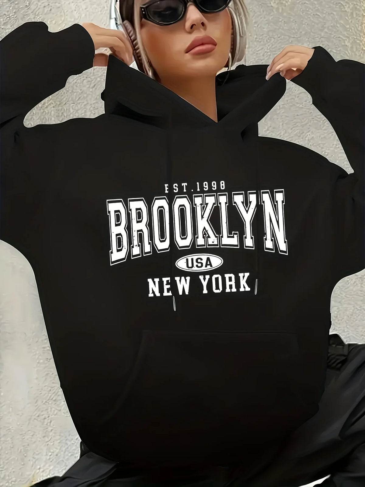 Damen-Sweatshirt mit Buchstaben-Print, Kapuze mit Kordelzug, langen Ärmeln und Tasche mit geometrischen Mustern, normaler Schnitt.