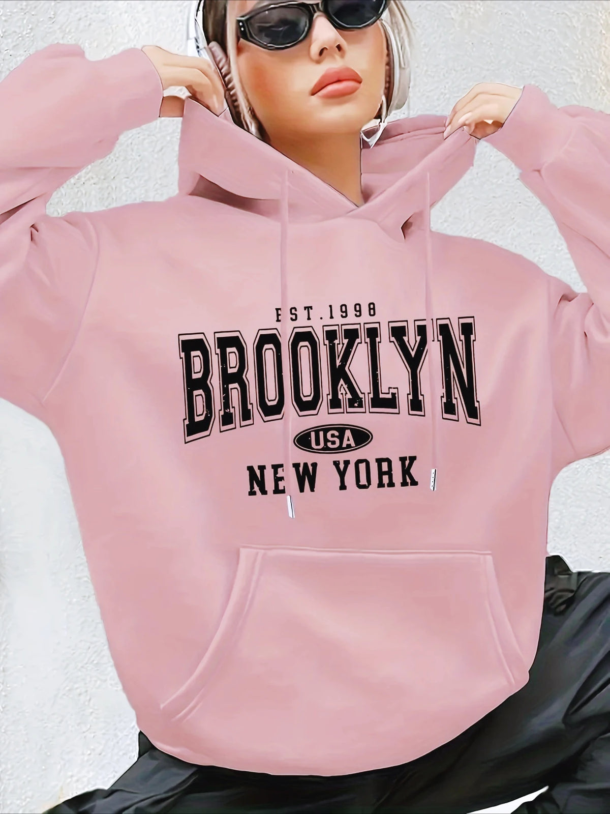Damen-Sweatshirt mit Buchstaben-Print, Kapuze mit Kordelzug, langen Ärmeln und Tasche mit geometrischen Mustern, normaler Schnitt.