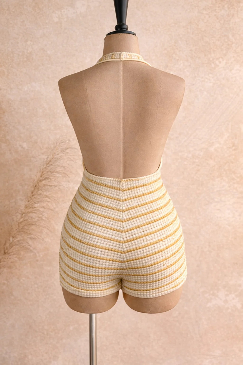 Damen Urlaubs-Jumpsuit in Gelb mit Streifen, Strukturiertem Wellenmuster, Tiefem V-Ausschnitt und Rückenausschnitt, Stilvoller und Figurbetonter Jumpsuit