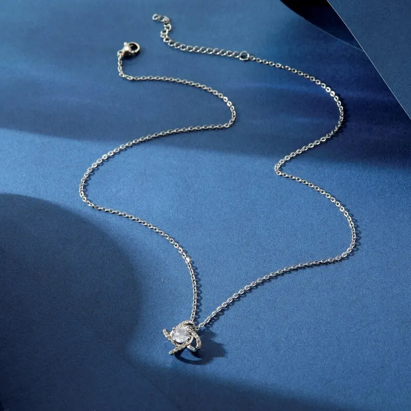 1 stücke Stahl Farbe-Farbe Halskette Damen kalten Wind vier blättriges Kleeblatt mit Diamanten Messing Anhänger Schmuck