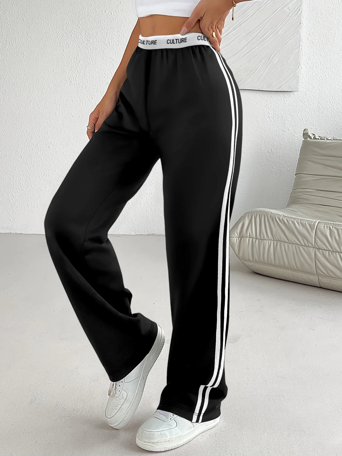 Seitlich gestreifte Jogginghose mit weitem Bein – Freizeithose mit „CULTURE“-Aufdruck am Bund für Damen