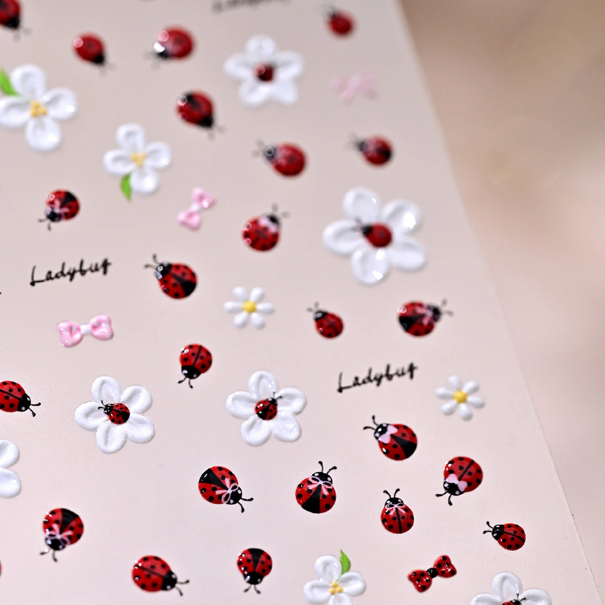 1 Stück 5D Niedliche Marienkäfer-Gänseblümchen-Blumen-Nagelaufkleber Weiße Gänseblümchen-Schleife Biene Selbstklebende Süße Nagelsticker Frühling Sommer Nagelkunst-Dekoration