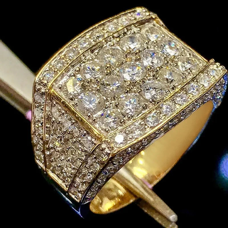 Huitan Trendy Luxus Breite Fingerringe für Frauen Swanking Attraktive Gold Farbe Party Schmuck Brillante Zirkonia Zubehör
