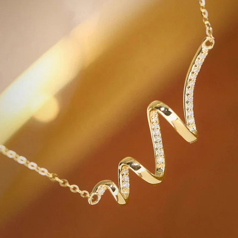 Huitan Ästhetische wellenförmige Anhänger-Halskette für Frauen, Hochzeit, Verlobung, Modeaccessoires, eingelegter glänzender CZ, vielseitiger Schmuck