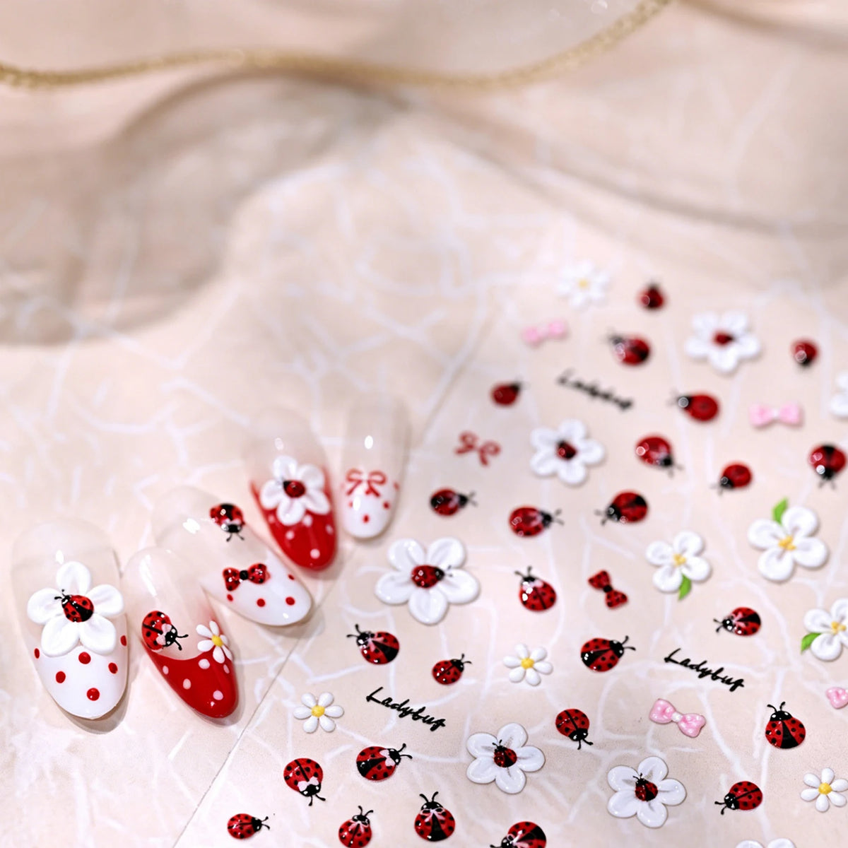 1 Stück 5D Niedliche Marienkäfer-Gänseblümchen-Blumen-Nagelaufkleber Weiße Gänseblümchen-Schleife Biene Selbstklebende Süße Nagelsticker Frühling Sommer Nagelkunst-Dekoration