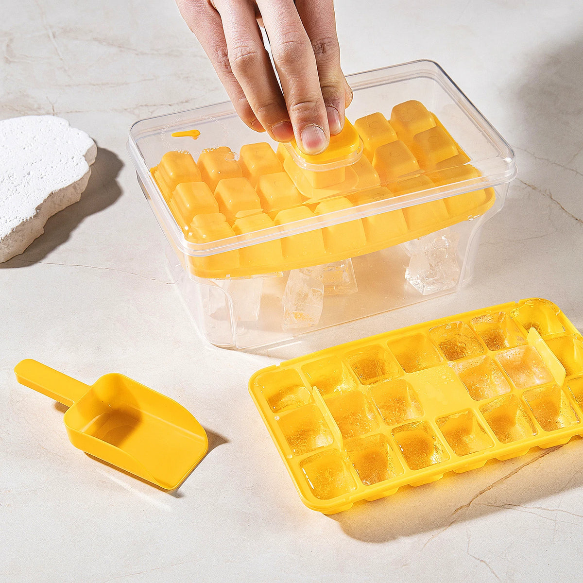 Eiswürfelschalen für Gefrierschrank mit Deckel und Behälter, Herstellung von Eiswürfelschalen, 68-teilige Eiswürfeln, leicht zu drücken, Eis zu löschen