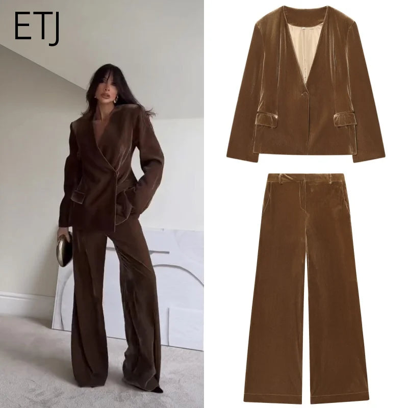 ETJ Damen-Frühlingskollektion. Stilvolle Pendler-Anzugjacke aus Samt mit V-Ausschnitt und passende lockere Anzughose