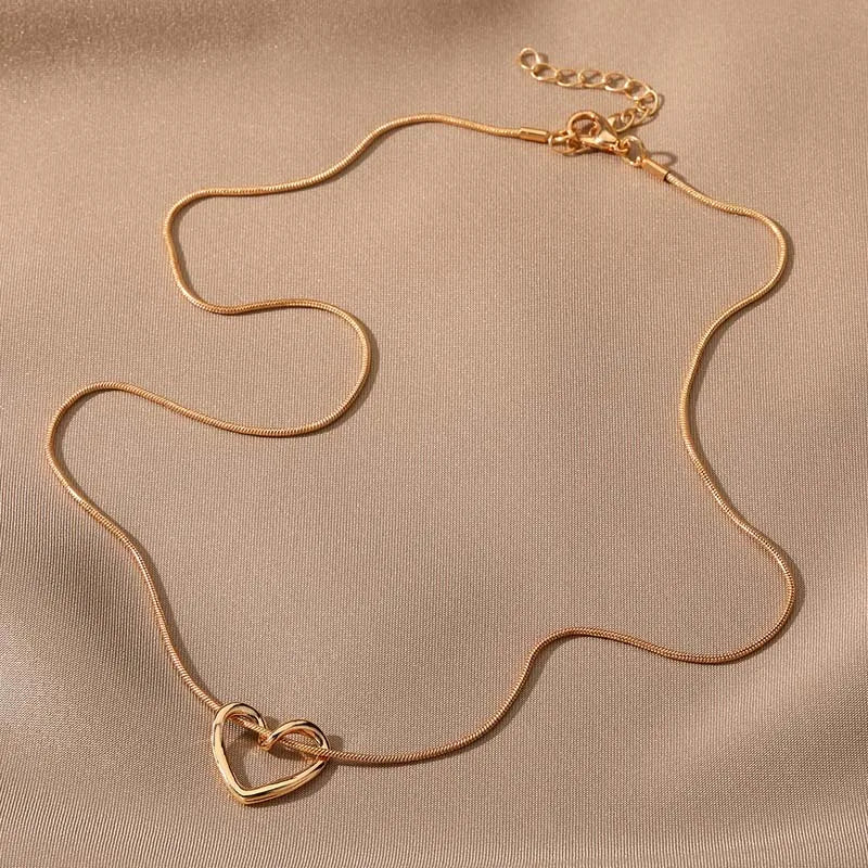 Neue Einfache Hohl Liebe Herz Anhänger Halskette für Frauen Mode Kreative Geometrische Schlüsselbein Kette Halsketten Partei Schmuck Geschenk